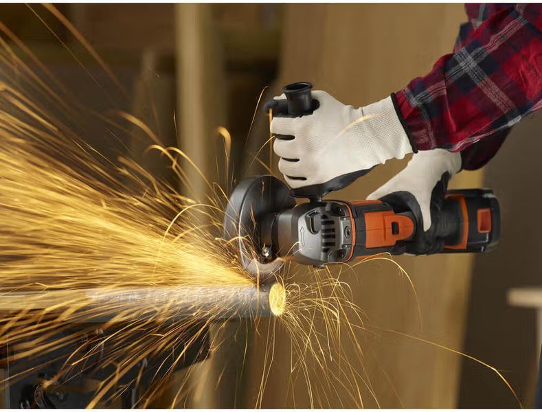 Купити Шліфмашина кутова акумуляторна BLACK+DECKER BCG720M1 (1акум.18В 4Аг/зарядний/сумка) в Україні у Tools Store