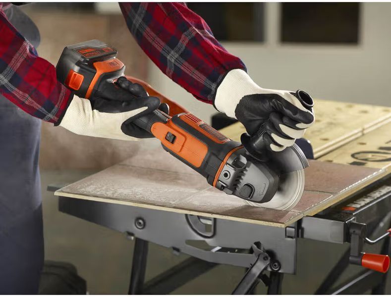Купити Шліфмашина кутова акумуляторна BLACK+DECKER BCG720M1 (1акум.18В 4Аг/зарядний/сумка) в Україні у Tools Store
