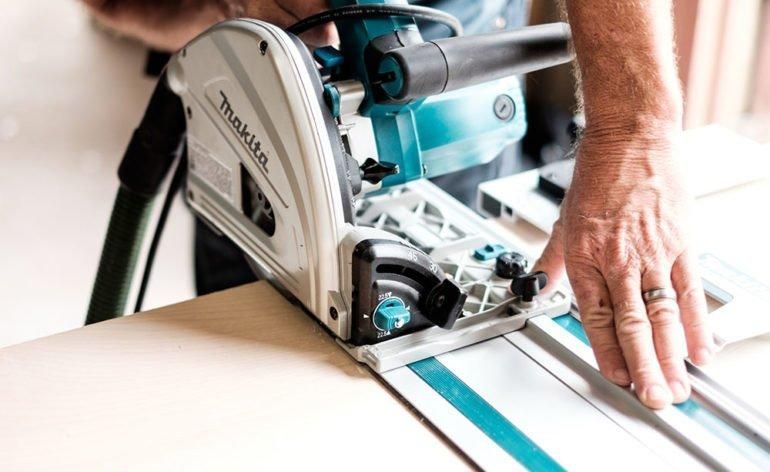 Купити Професійна ручна заглибна дискова пила Makita SP 6000 : 1300 Вт, 165мм, 55мм глибини погружна циркулярка в Україні у Tools Store