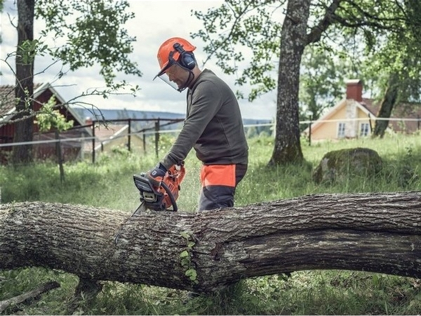 Мощная бензиновая цепная пила Husqvarna 135 II : двигатель 38 cm&sup3;, 1,6 кВт, шина 35 см, оригинал 967 86 18-14 фото
