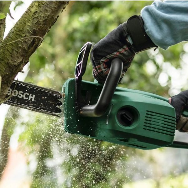 Мощная электрическая цепная пила Bosch UniversalChain 40 : 1800Вт, длина шина 40 см (06008B8402) 06008B8402 фото