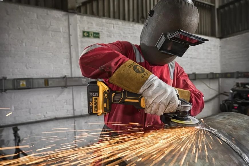 Купити Акумуляторна кутова шліфмашина DeWALT DCG405P3 (3 акума 5 ампер і зарядка) в Україні у Tools Store