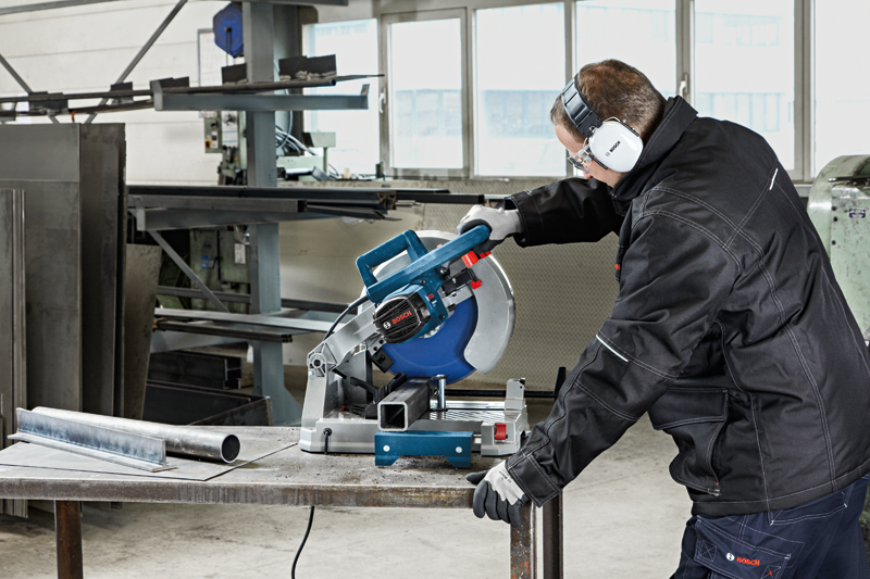Купити Відрізна пила по металу Bosch GCD 12 JL: 2000Вт, 1500 об/хв., диск 305 мм в Україні у Tools Store