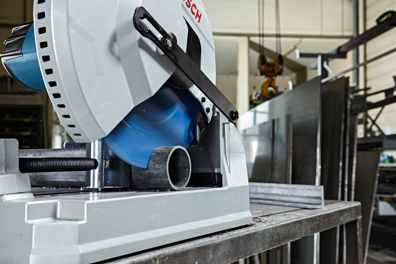 Купити Відрізна пила по металу Bosch GCD 12 JL: 2000Вт, 1500 об/хв., диск 305 мм в Україні у Tools Store