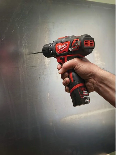Дрель-шуруповерт Milwaukee M12 BDD-202C: АКБ 12V, 2 Аh, 30 Нм, 2 аккума + зарядное + кейс 4933441915 4933441915 фото