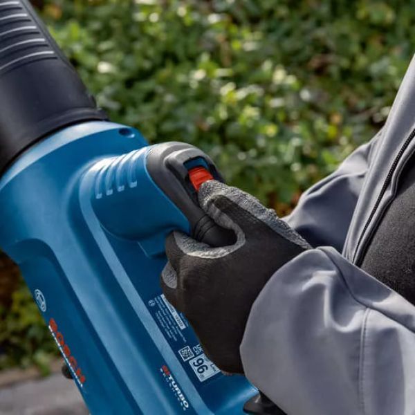 Аккумуляторная воздуходувка BOSCH GBL 18V-750 (акум 4а и зарядка) 06008D2000+1600A01B9Y фото