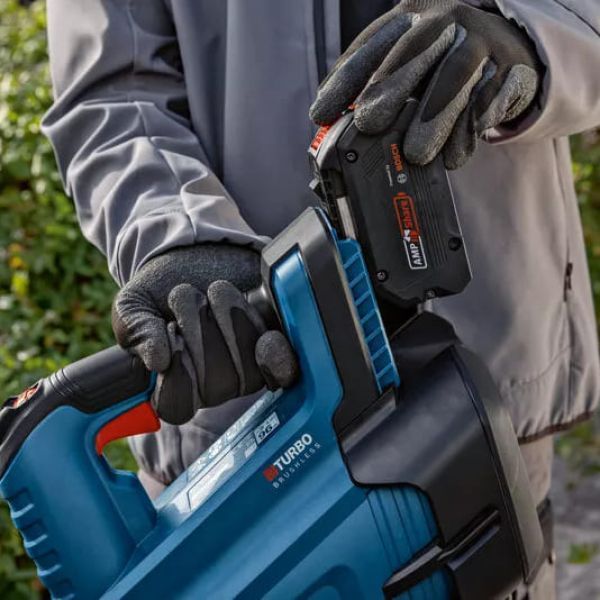 Аккумуляторная воздуходувка BOSCH GBL 18V-750 (акум 4а и зарядка) 06008D2000+1600A01B9Y фото