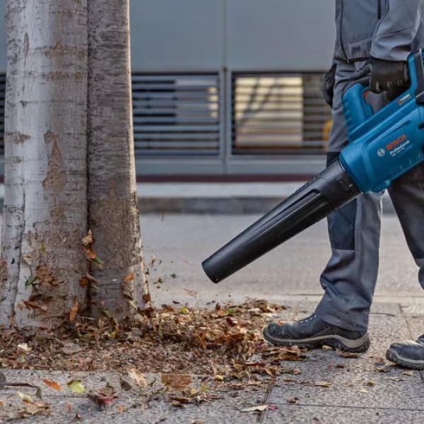 Аккумуляторная воздуходувка BOSCH GBL 18V-750 (акум 4а и зарядка) 06008D2000+1600A01B9Y фото