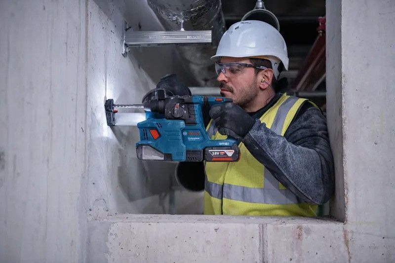 Набор аккумуляторный BOSCH 0615A5007L (GBH 18V-22/GSR 18V-45/GWS 18V-8/3акум.18В 4Ач/зарядный/сумка) 0615A5007L фото