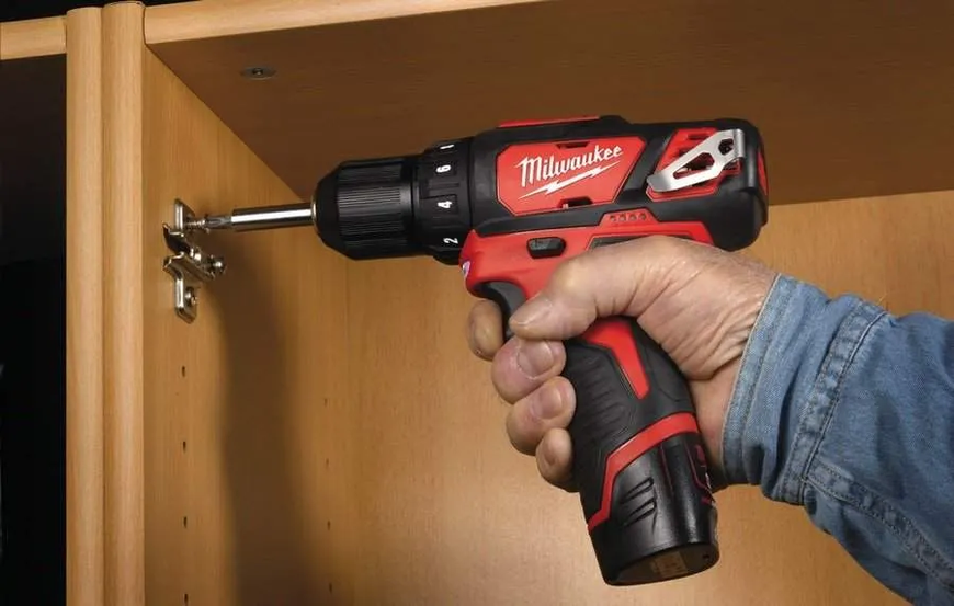 Дрель-шуруповерт Milwaukee M12 BDD-202C: АКБ 12V, 2 Аh, 30 Нм, 2 аккума + зарядное + кейс 4933441915 4933441915 фото