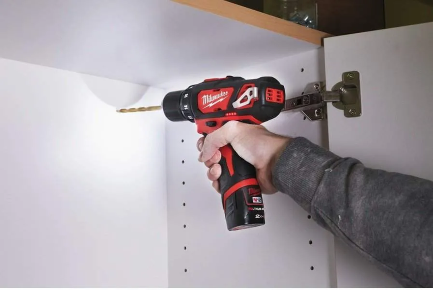 Дрель-шуруповерт Milwaukee M12 BDD-202C: АКБ 12V, 2 Аh, 30 Нм, 2 аккума + зарядное + кейс 4933441915 4933441915 фото