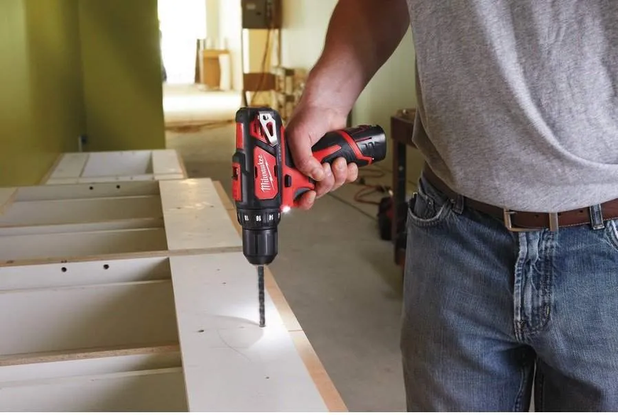 Дрель-шуруповерт Milwaukee M12 BDD-202C: АКБ 12V, 2 Аh, 30 Нм, 2 аккума + зарядное + кейс 4933441915 4933441915 фото