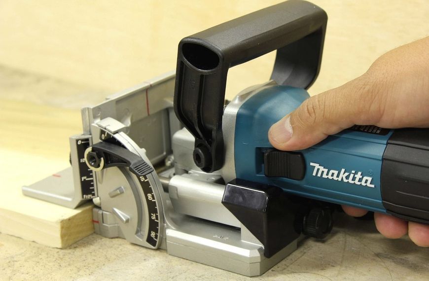 Купити Професійний фрезер ламельний для шкантів і пазів MAKITA PJ7000J : 710 Вт фрезер для плоских роз'ємів в кейсі в Україні у Tools Store