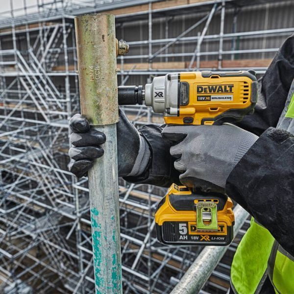 Гайковерт ударный аккумуляторный бесщеточный DeWALT DCF894P2 (с АКБ 2шт-18V 5Ah) DCF894P2 фото