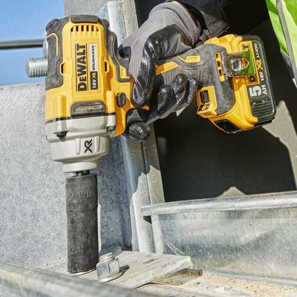 Гайковерт ударный аккумуляторный бесщеточный DeWALT DCF894P2 (с АКБ 2шт-18V 5Ah) DCF894P2 фото