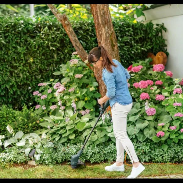 Потужній тример електричний садовий для трави Bosch EasyGrassCut 26 : 280 Вт, 12500 об/хв, волосінь, 26 см 06008C1J01 фото