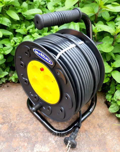 Качественный удлинитель на катушке для сада с термозащитой SVITTEX SV-007 50м 2х1,5мм электрический удлинитель SV-007 фото