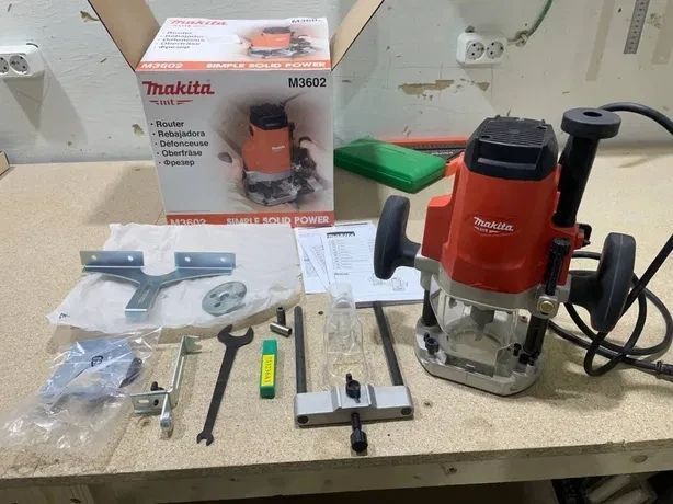 Купити Електричний ручний столярний фрезер по дереву Makita M3602 : 1650 Вт, 12 цанга, 22000 об/хв електрофрезер в Україні у Tools Store