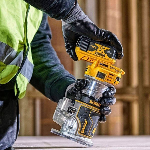 Фрезер аккумуляторный бесщёточный DeWALT DCW604NT : Li-Ion 18 В без АКБ DCW604NT фото