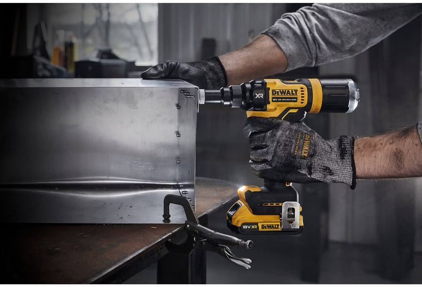 Купити Заклепочник акумуляторний DEWALT DCF403NT (18В/каркас/кейс) в Україні у Tools Store
