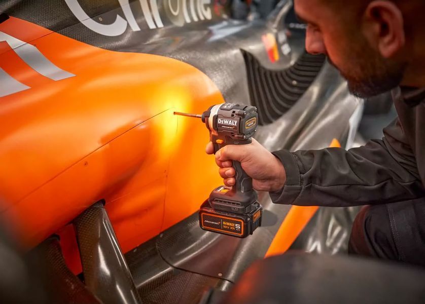 Купити Шурупокрут акумуляторний імпульсний DEWALT DCF85MP2T McLaren (2акум.18В 5Аг/зарядний/кейс) в Україні у Tools Store