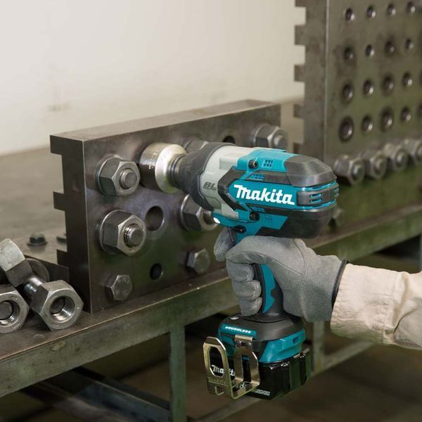 Аккумуляторный ударный гайкокрут Makita DTW 1002 RTJ (с АКБ 2-шт 18V 5Аh) DTW1002RTJ фото