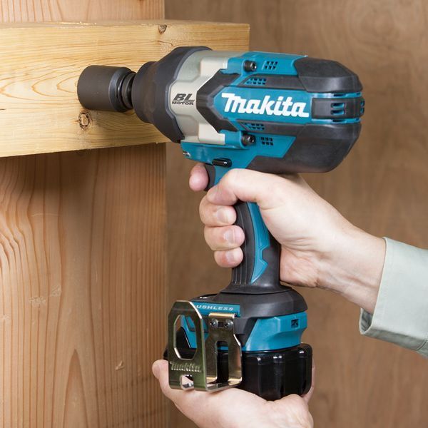 Аккумуляторный ударный гайкокрут Makita DTW 1002 RTJ (с АКБ 2-шт 18V 5Аh) DTW1002RTJ фото