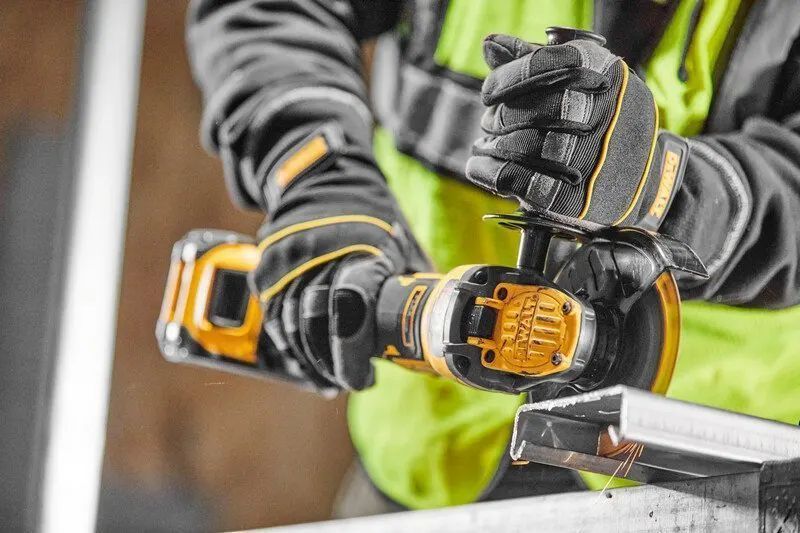 Шлифмашина угловая аккумуляторная DEWALT DCG409VSNT (18В/каркас/кейс) DCG409VSNT фото