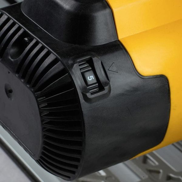 Профессиональная ручная погружная дисковая пила DeWALT DWS520KT : 1300 Вт, 165мм, 59мм глубины погружная DWS520KT фото