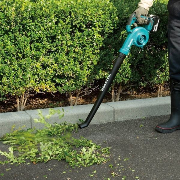Купити Потужна акумуляторна повітродувка Makita DUB186Z : без АКБ, швидкість повітря 68 м/с, об'єм повітря 3,2 м&sup3;/хв в Україні у Tools Store