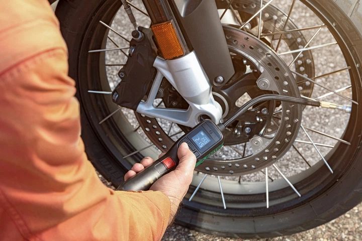 Компрессор аккумуляторный BOSCH EasyPump 0603947000 (3.6В/автомобильный) 0603947000 фото