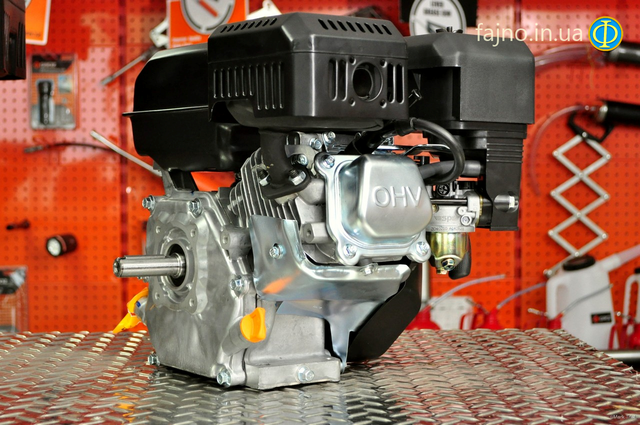 Мощный бензиновый двигатель Rato R300 PF:вал 25 мм, 8.2 л.с / 6000 Вт - мощность двигателя,3600 об/мин R300PF вал 25мм фото