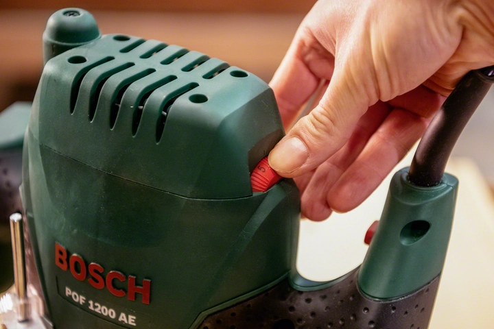 Професійний ручний столярний фрезер по дереву Bosch POF 1200 AE : 1200 Вт, 6-8 цанга, 28000 об/хв,електрофрезер (060326A100) 060326A100 фото