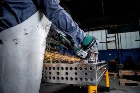 Купити Потужна акумуляторна болгарка Metabo W 18 L BL 9-125 : з АКБ 2шт-18В/4,0Аг, 125мм диск (602374510) в Україні у Tools Store