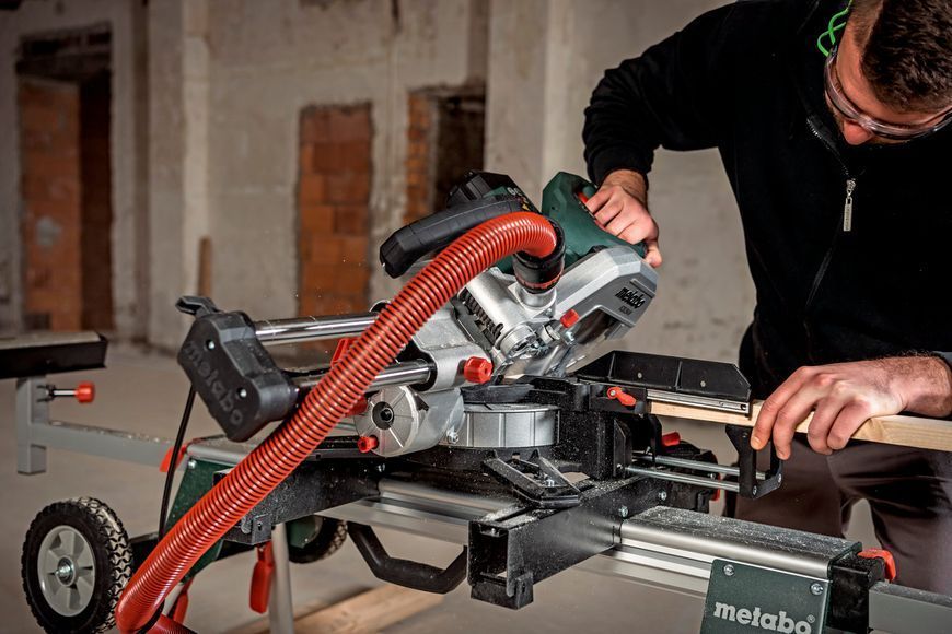 Купити Професійна торцювальна пила з протяжкою Metabo KGS 216 M New: 1500 Вт, глибина різу 70мм, диск 216 x 30 мм, 5000об/хв,613216000 в Україні у Tools Store