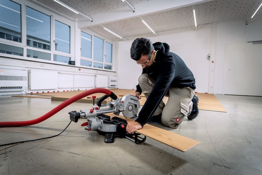 Купити Професійна торцювальна пила з протяжкою Metabo KGS 216 M New: 1500 Вт, глибина різу 70мм, диск 216 x 30 мм, 5000об/хв,613216000 в Україні у Tools Store